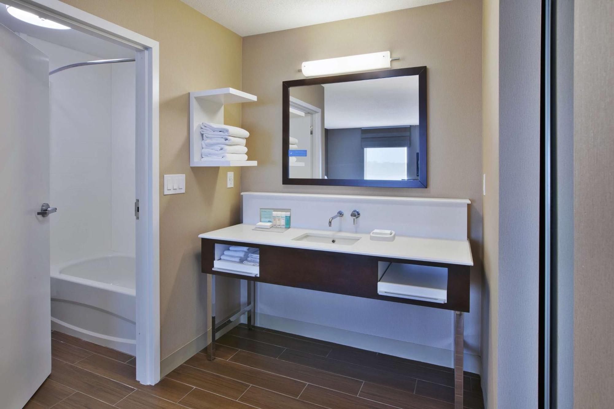 Hampton Inn Commerce/Novi Exteriér fotografie