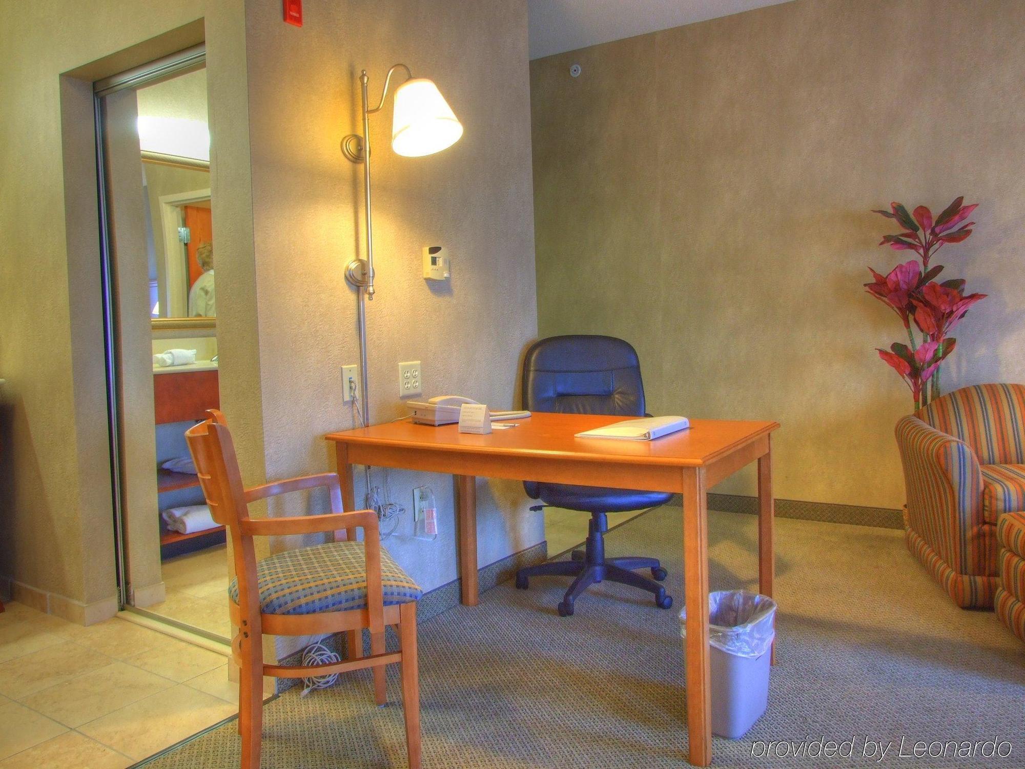 Hampton Inn Commerce/Novi Pokoj fotografie